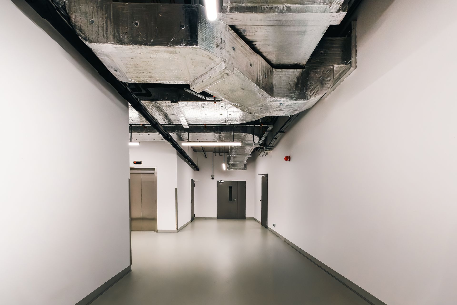 Modern ventilatiesysteem in kantoorplafond