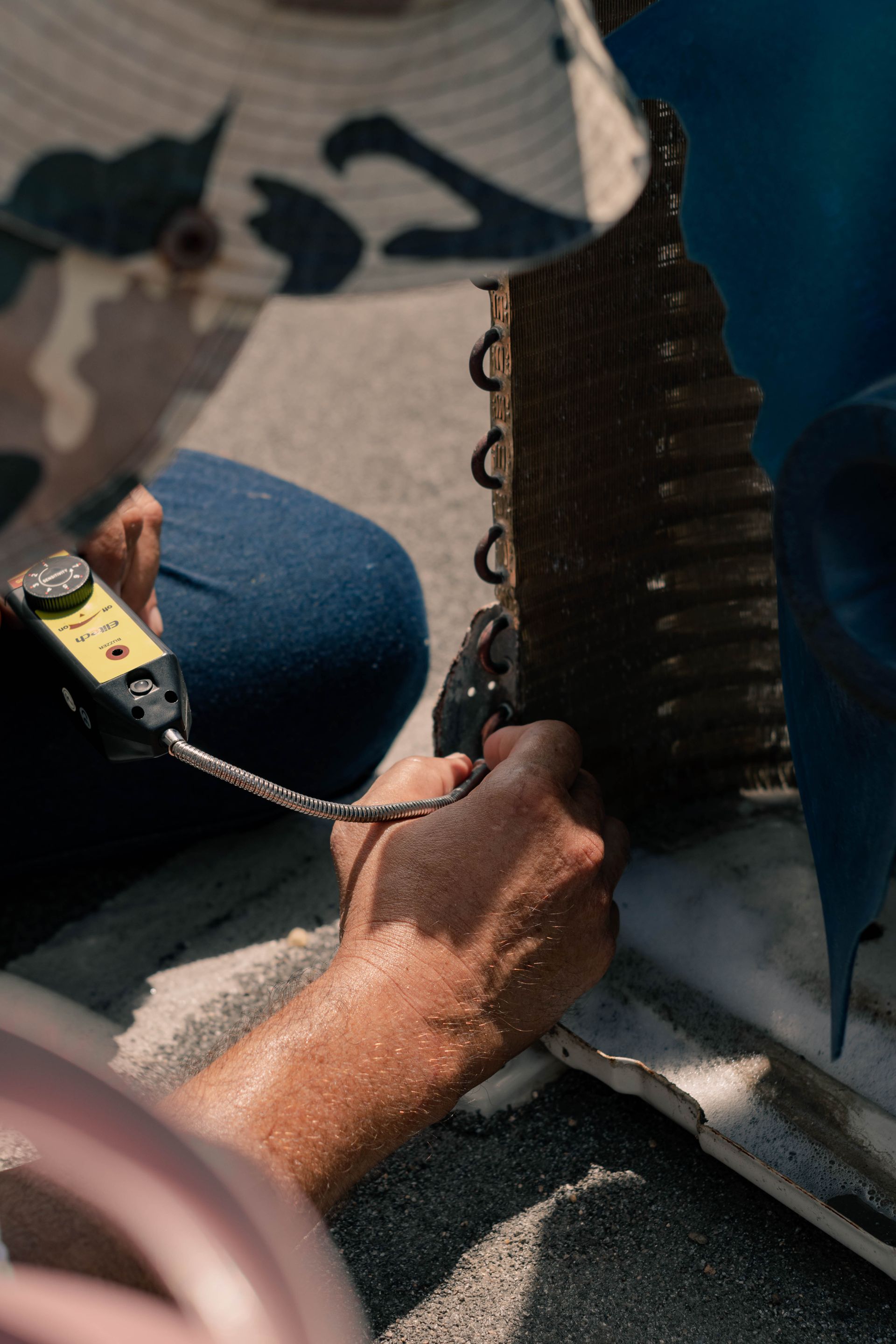 Installateur monteert een airco in een bedrijfspand