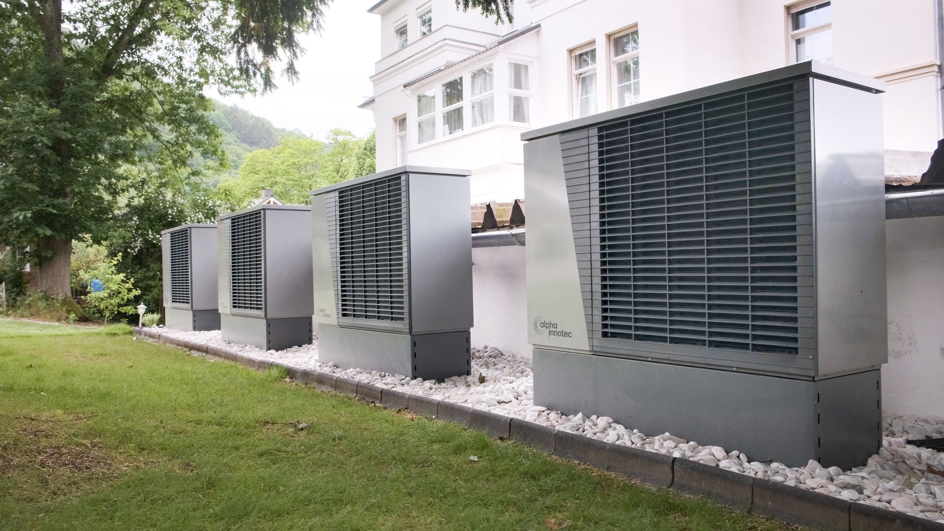 Warmtepomp bij een modern bedrijfspand